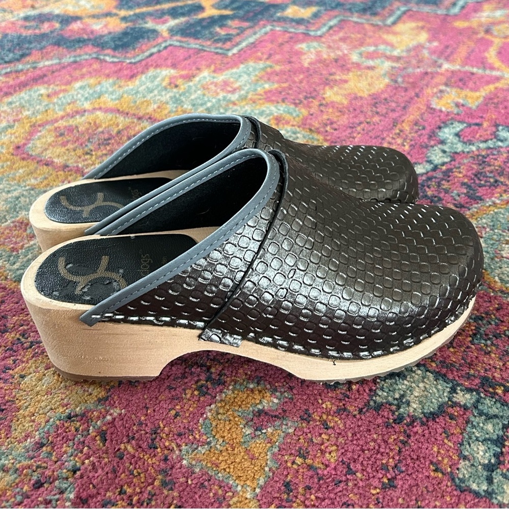 Cape Clogs | Women’s Dark Silver Metallic Textured Sip On Wooden Heel Clogs Sz 7 - Picture 8 of 13